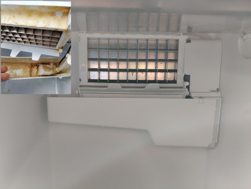 бункер льдогенератора после обслуживания