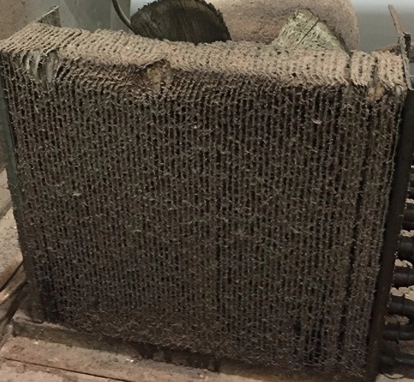 загрязненный конденсатор промышленного холодильника